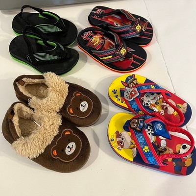 Boys size 5/6 sandals and slippers (s-181)