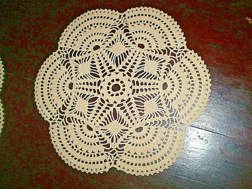DUE Bellissime-Vintage-Fatte a mano-Cotone-Uncinetto-Ecru-Rotonde-Tovaglia - Foto 2 di 8