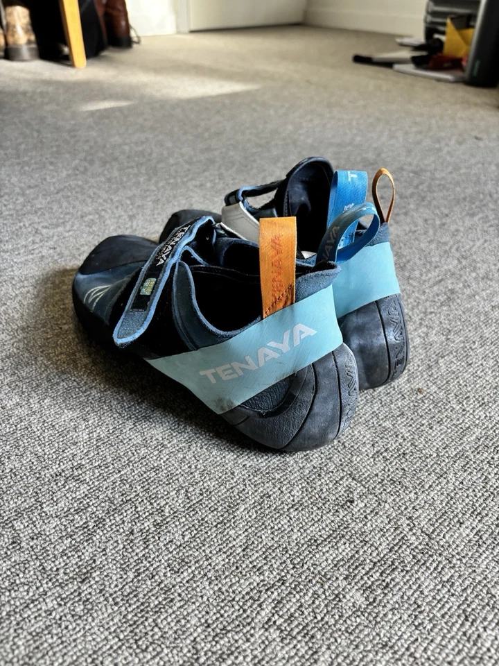 Zapatos de Escalada Tenaya Mastia Negro y Azul Talla: EE. UU. 11. Zapatos de boulder usados Foto 2 de 3