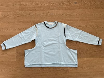 Sweatshirt J. W. Anderson, Farbe hellblau,  Größe S, Seitenschlitze 24 cm
