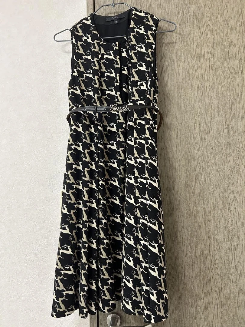 Abito Gucci fantasia renna cintura in pelle senza maniche