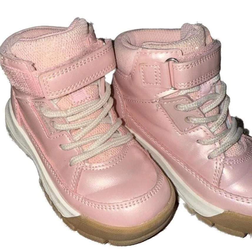 Botas con cordones OshKosh B'gosh rosa metálico para niñas pequeñas Foto 4 de 4