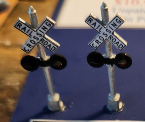 (2) N Scale Railroad Grade Crossing Signals w/ Controller - Picture 2 of 7