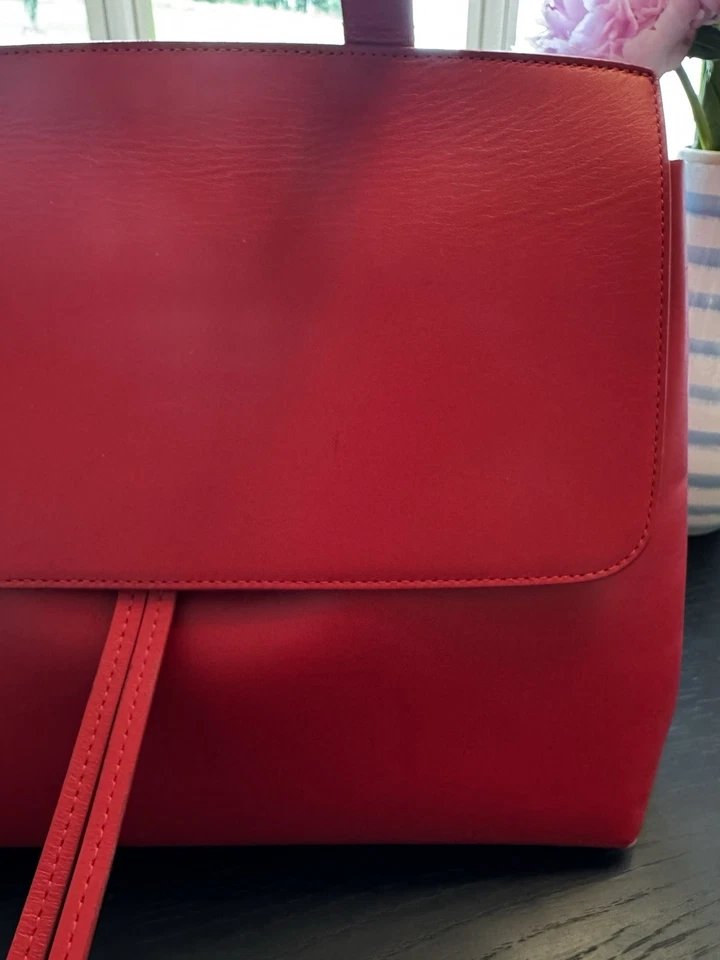 Bandolera Mansur Gavriel de cuero rojo cereza para dama Foto 2 de 4