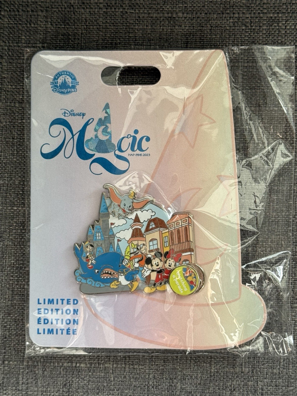 Disney Magic Hap-pins Watching A Parade LE 500 Pin