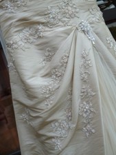 Dream dress by Pronovias with stole. size 38-40