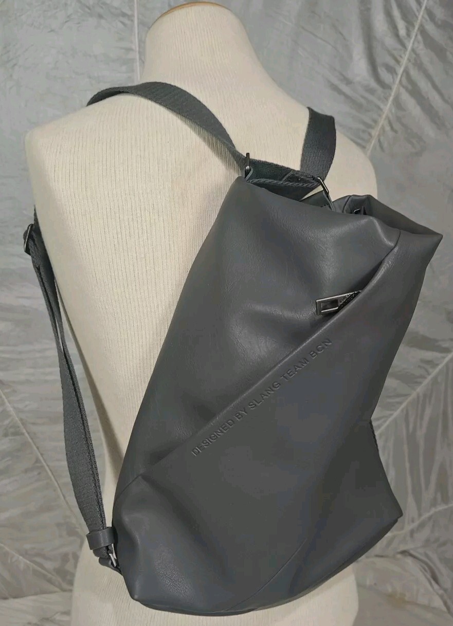 Mochila Diseñada por Slang Hecha en Barcelona España. Excelente Estado