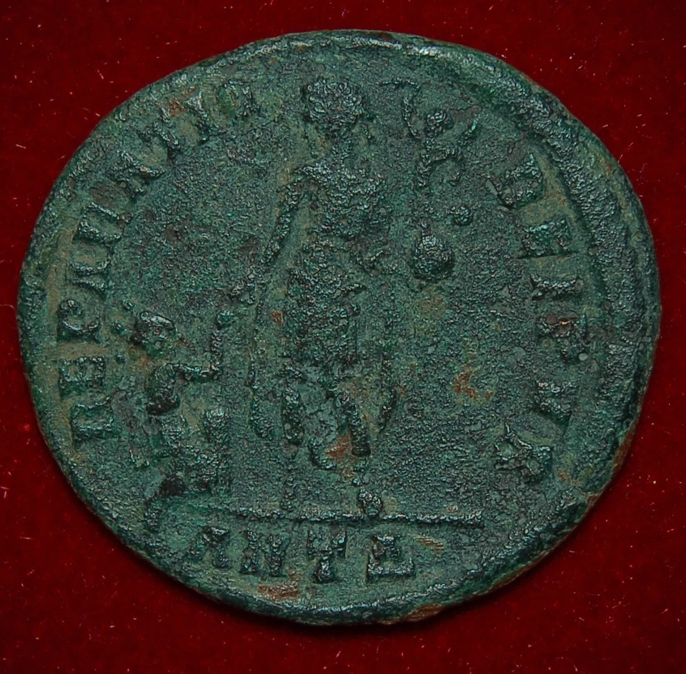Antigua moneda Imperio Romano de Emperador GRACIANO ofrenda mano a mujer Foto 4 de 4