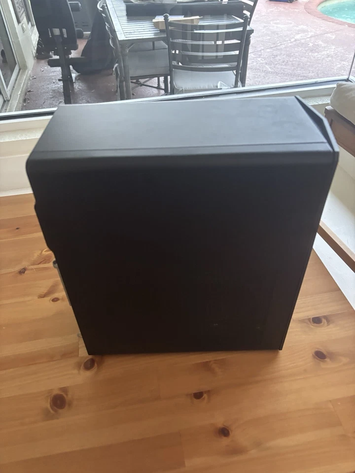 Escritorio para juegos HP Pavilion. Buen estado. Foto 4 de 4