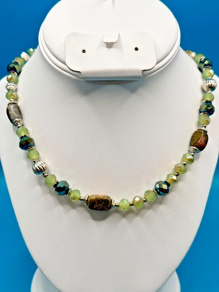 Collar Estate Cuentas Piedras Preciosas Unakita y Cristales Verdes Energía Calma Tono Plata Foto 2 de 4