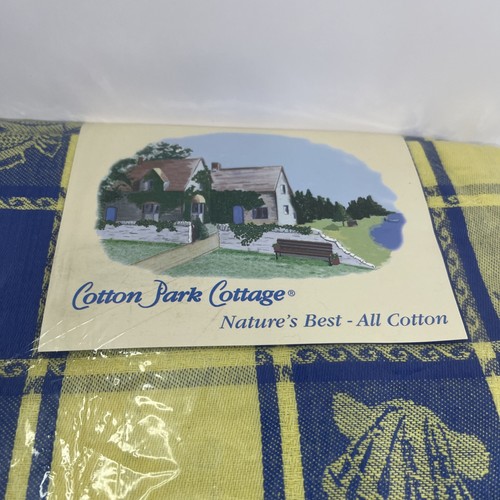 Mantel Cotton Park Cottage "BY THE SEA" Azul y Amarillo 70" REDONDO NUEVO EN PAQUETE - Imagen 2 de 6