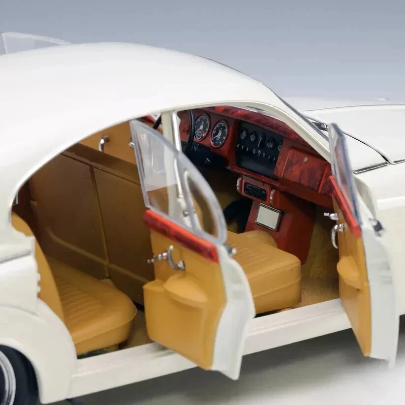 Paragon 1:18 Daimler 250 V8 1967 O.E. White PA-9 - WHITE 1:18 - Brand New in Box - Image 3 of 4