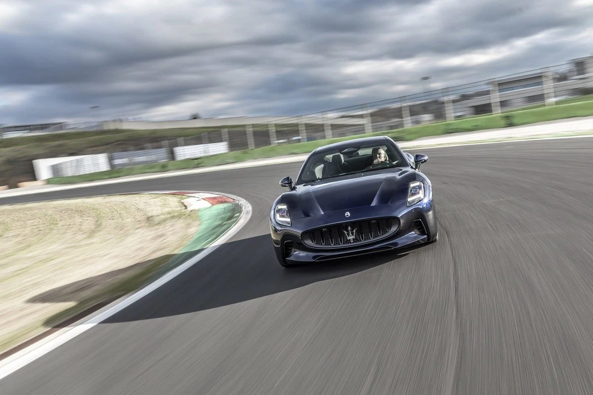 Maserati Extra Folgore on the track at speed at Vallelunga