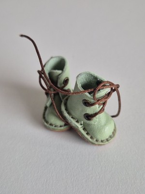 Handgefertigte kleine Leder Elfen Stiefel grün 1,5x1 cm Schuhe für gefilzte Tiere OOAK