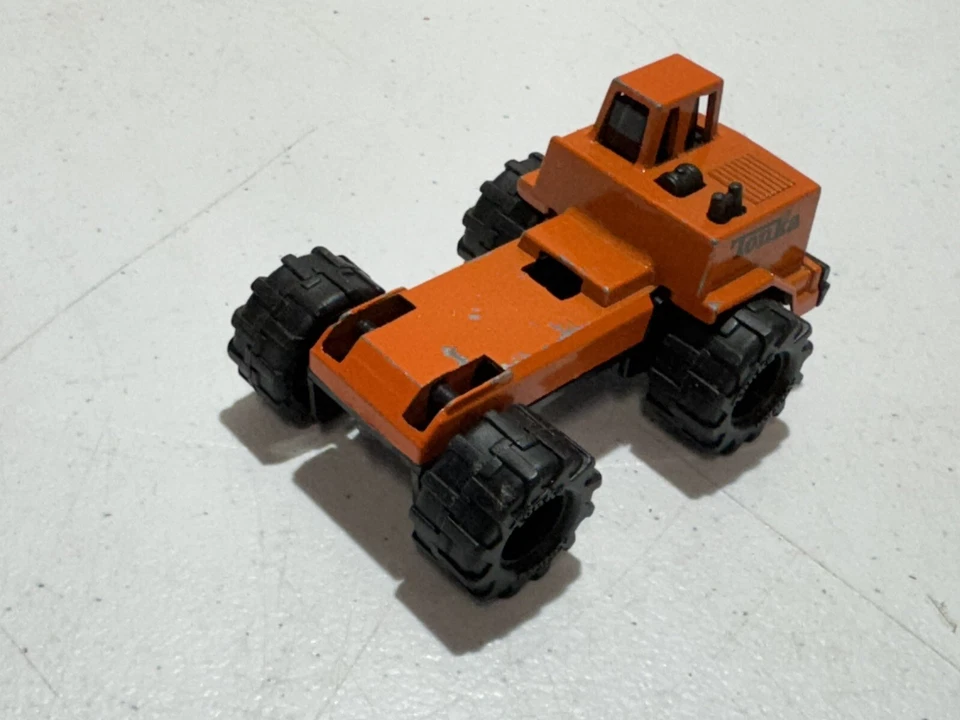 TONKA 2003 HASBRO 1:64 SCALE DIECAST MODEL TRACTOR ORANGE - Image 3 of 4