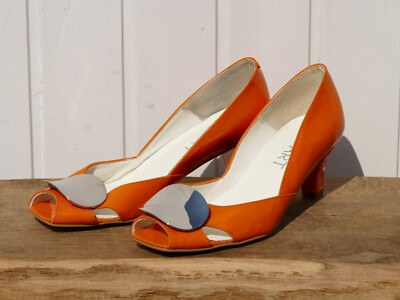 knallige Pumps APART Lack Leder in orange mit Metallplatte 60ties Gr. 38
