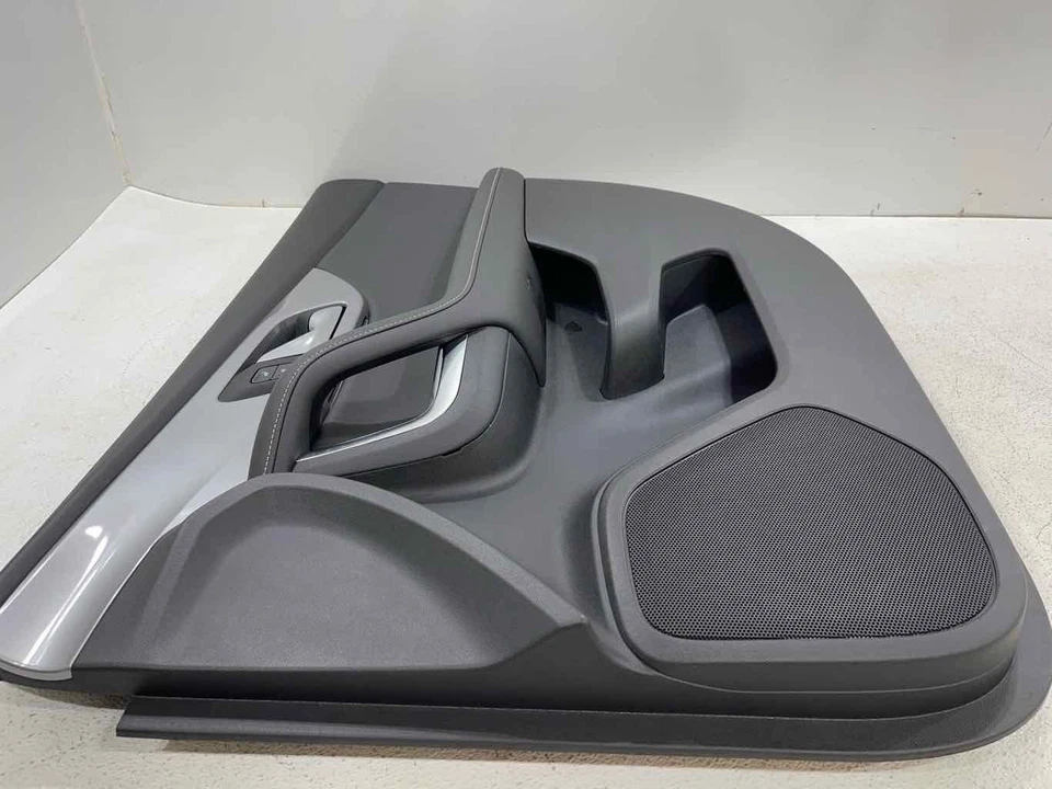 Panel de moldura de puerta de pasajero delantero derecho negro OEM para Chevrolet Blazer 2023 2024 Foto 4 de 4