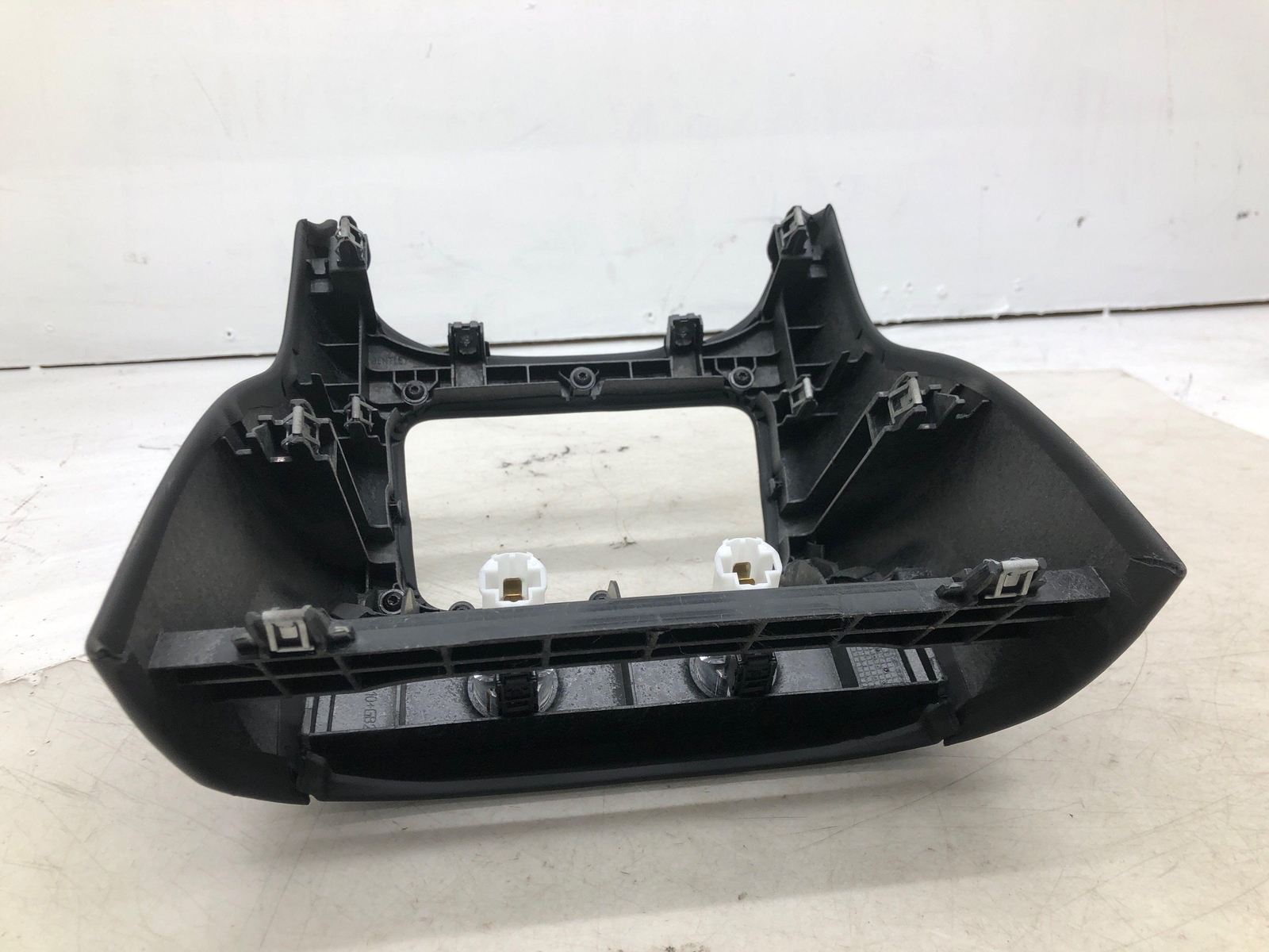 2016-2020 BENTLEY BENTAYGA REAR CONSOLE END CAP DUAL 12V CIGARETTE POWER OUTLET