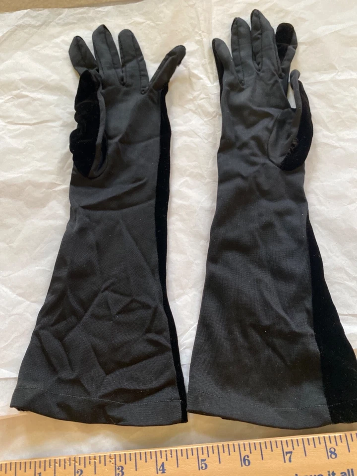RARE LADIES 1940'S DRESSY BLACK VELVET GLOVES MID LENGTH SIZE APPROX 6-7 - Image 3 of 3
