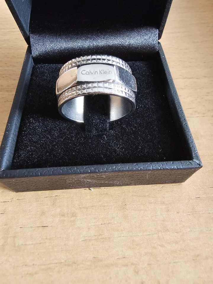 Anillo único de Calvin Klein Foto 4 de 4