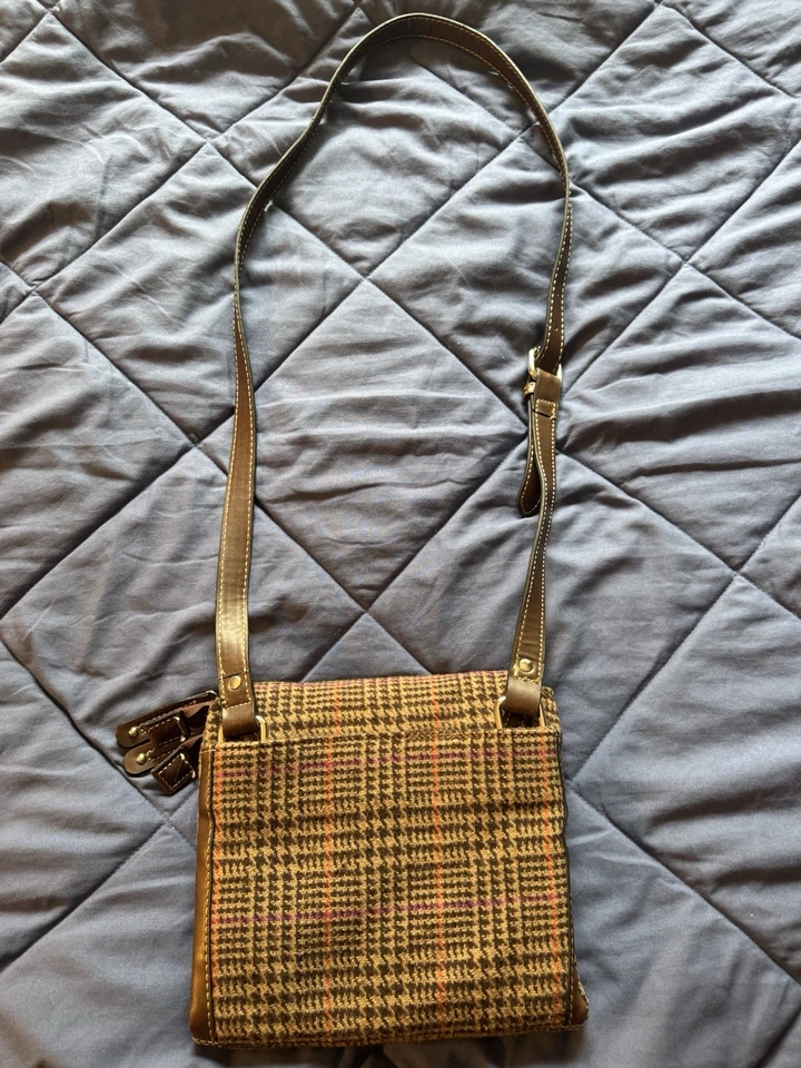 Bolso de hombro de colección Chaps Ralph Lauren, plisado de lana e imitación de cuero Foto 2 de 4