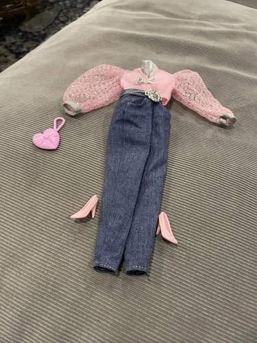 Barbie Outfit features a vintage Barbie Fashion Avenue outfit and accessories.