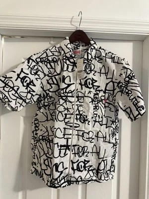 Supreme x comme des garcons SHIRT Graphics S/S Shirt White Size S FW18 - Photo 1/4