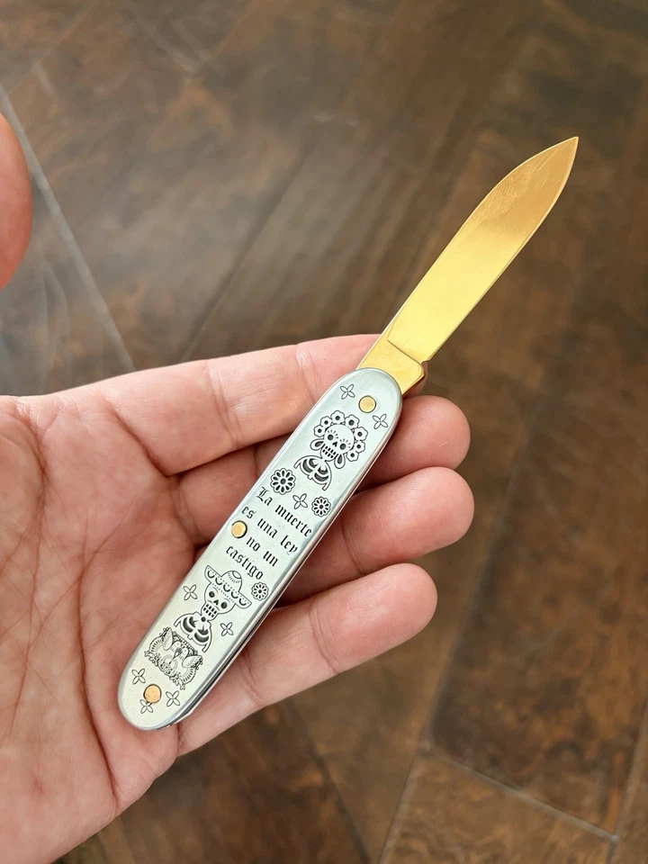 Victorinox SOLO personalizado “Día de los Muertos” chapado en oro 24k - 93 mm Foto 3 de 4