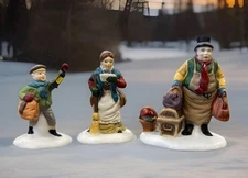 Dept 56 Heritage Village 3 Pc Figurine Set “Come Into the Inn” 5560-3 Boxed Mint