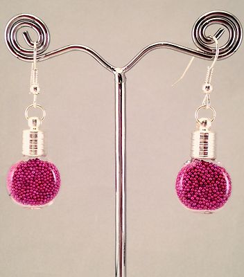 Handgefertigte flippige Ohrringe Mini Glasflasche gefüllt mit fuchsia rosa Kaviar Perlen 