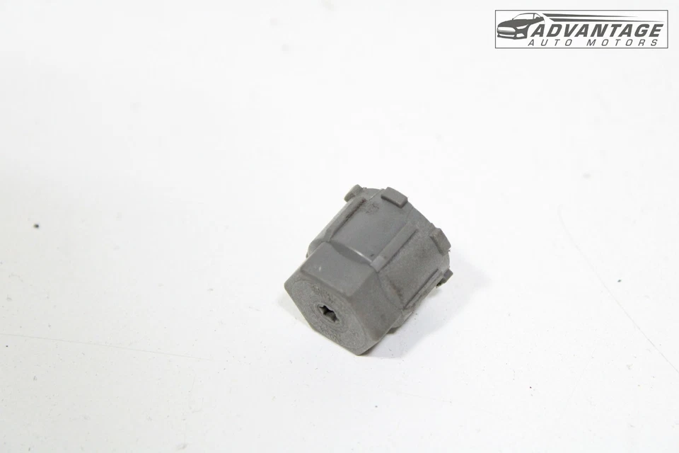 Chevrolet Camaro 2016-24 2,0 L L L4 aire acondicionado válvula de servicio tapa inferior OEM Foto 2 de 4