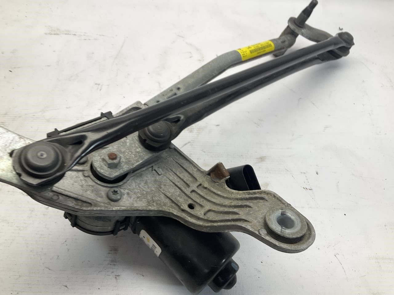 14-24 Maserati Ghibli Front Windshield Wiper Linkage w/ Motor Q