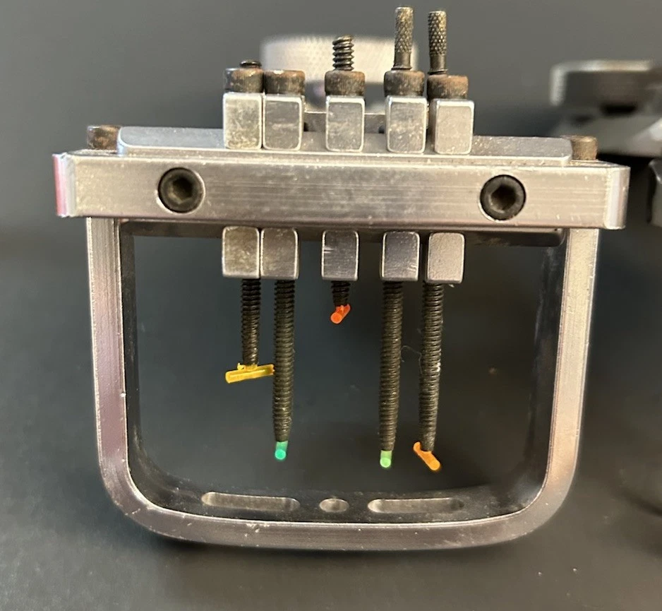 TRES miras ajustables de arco compuesto de 5 puntos - mira con patrón de camuflaje de HOYT Foto 3 de 4