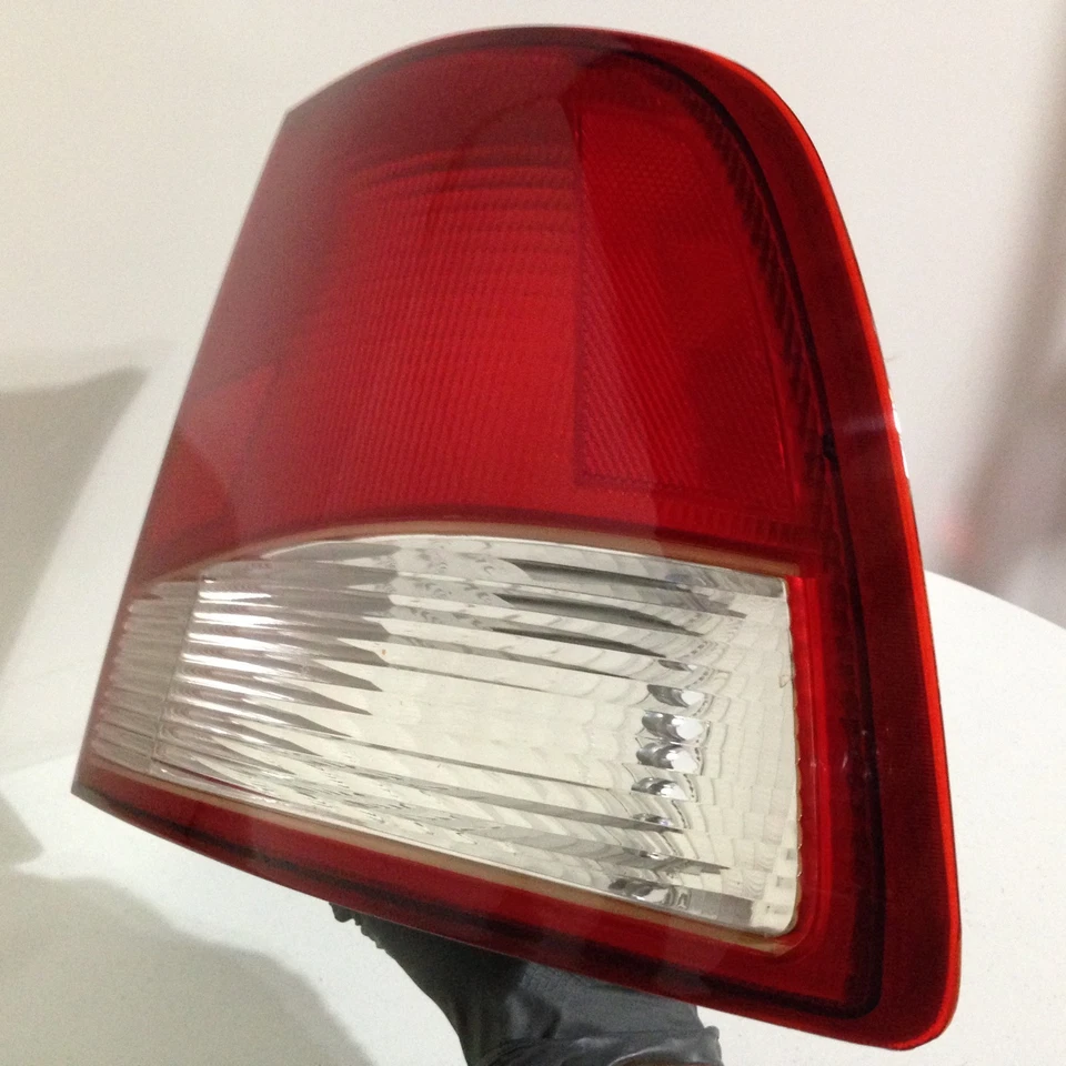 Оригинальные блестящие задние фонари для правой стороны пассажира Hyundai Accent HATCHBACK 2000-2002 годов выпуска - Изображение 2 из 4