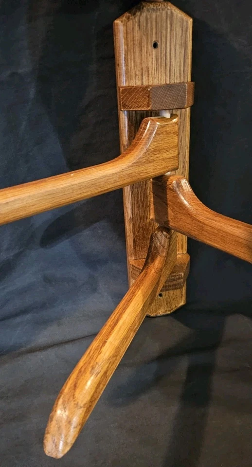 Ganchos de pared giratorios de roble vintage, ganchos franceses de triple capa Foto 3 de 4