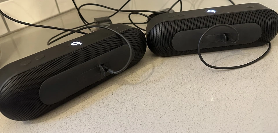 Lote de dos altavoces portátiles Bluetooth Beats By Dre Pill+ A1680 ML4M2LL/A- USADOS EN EXCELENTE ESTADO Foto 4 de 4