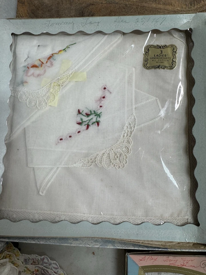 ENORME Lote de 37 Pañuelos De Colección Cosidos en Cruz Lino Encaje Transparente Ect Algunos Nuevo en Caja 1967+/- Foto 2 de 4