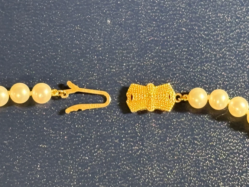 Collar de perlas cultivadas Mikimoto de 18" con cierre de lazo de oro de 14K, perlas de 5,5-6 mm Foto 4 de 4