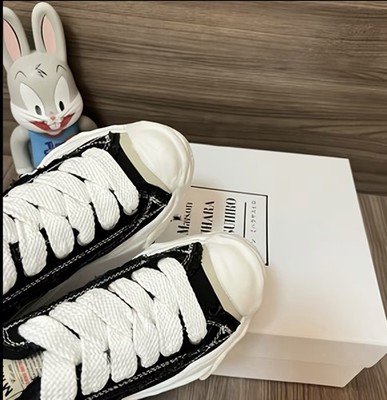 MIHARAYASUHIRO Maison Mihara Yasuhiro Black/White Low Top Lace-Up Sneakers