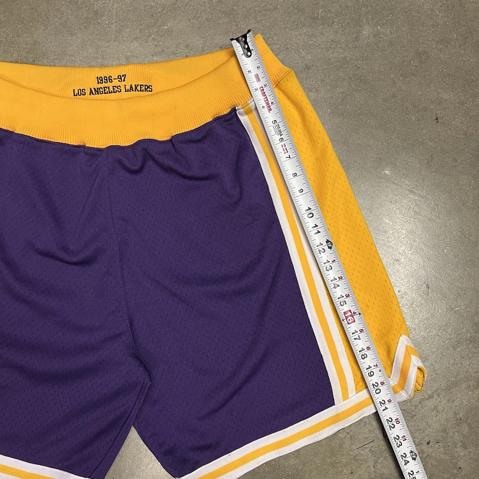 Подлинные мужские шорты Mitchell & Ness Los Angeles Lakers 1996-97 размер XL Kobe Bryant - Изображение 4 из 4