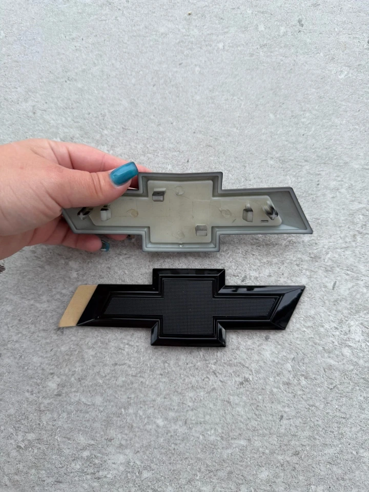 84337320 Front and Rear Bowtie Emblems in Black 2016-2018 Chevrolet Malibu - Image 2 of 2