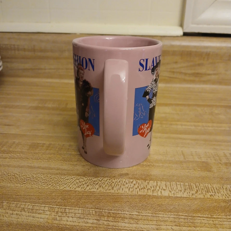 I Love Lucy 'Slave To Fashion' 14oz. Taza de café de cerámica rosa Foto 4 de 4