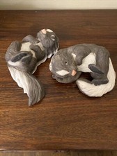 Conjunto de 2 zorrillos de colección de esculturas de bebés acurrucados por River Shore
