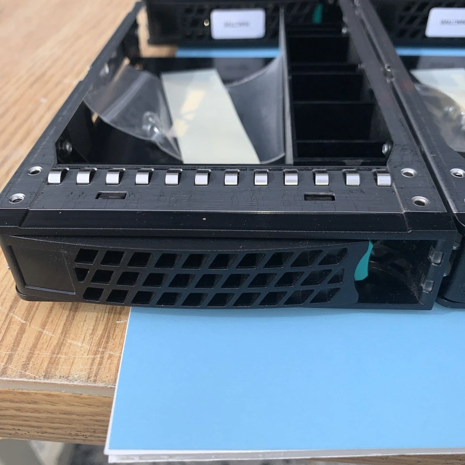 (Lot of 2) Intel SAS HDD 3.5 to 2.5 caddy With Screws P/N: 1B31HY800-600-G - Image 3 of 4