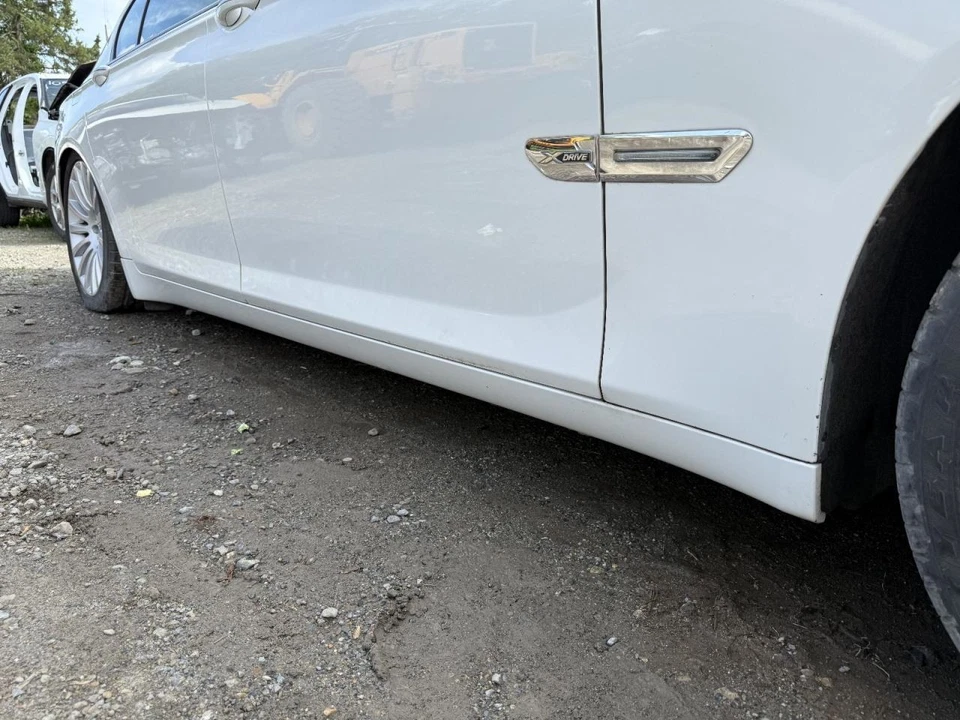 2009-2012 BMW 750i Right Passenger Side Rocker Moulding White — 第 2/4 张图片