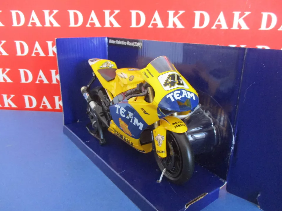 Die cast 1/12 Modellino Moto Yamaha YZR-M1 N 46 Valentino Rossi 2006 by Newray - Immagine 2 di 4