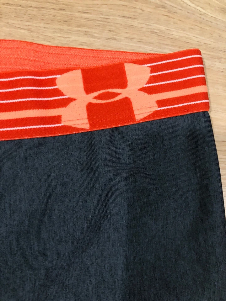 Pantalones Cortos Mujer UNDER ARMOUR Medianos Ajustados Gris Y Naranja Foto 3 de 4