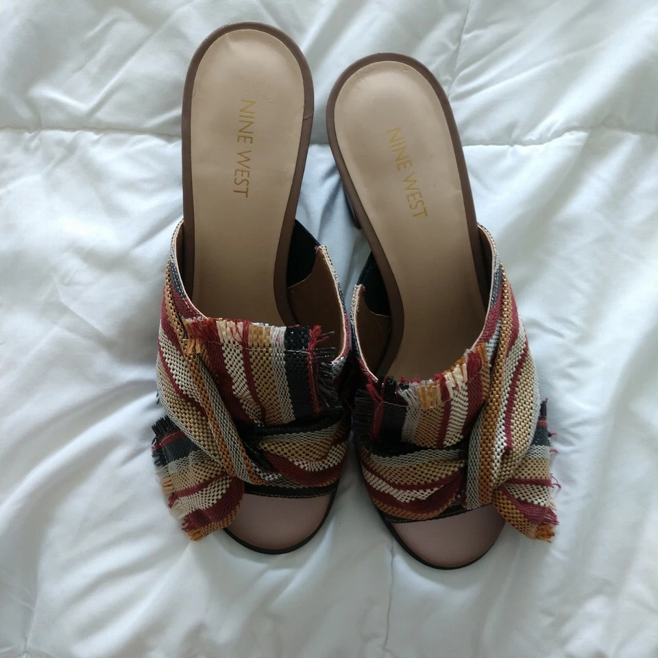 Sandalia Nine West Byron a Rayas Tacón Deslizable Talla 9 Foto 2 de 4