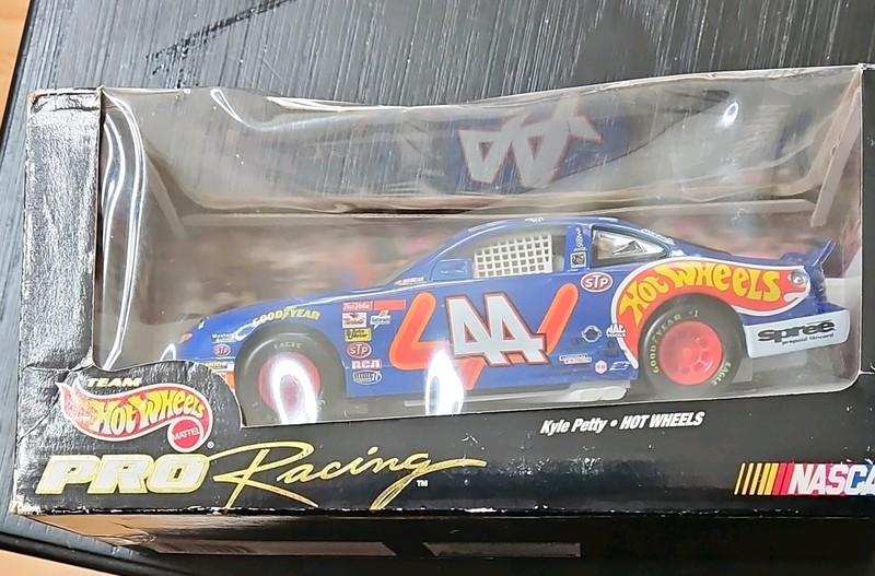Hot Wheels Pro Racing #44 Kyle Petty NASCAR Diecast Car 19256
