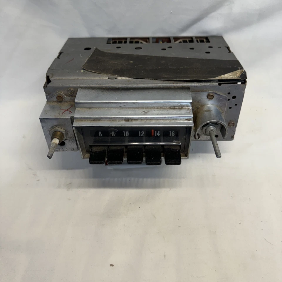Rádio de carro 1967 1968 Chevrolet Camaro Chevell 986846 AM Delco - Imagem 2 de 4